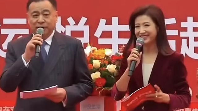 张宏民主持宝鸡一家超市开业典礼自曝是央视主持人，网友褒贬不一