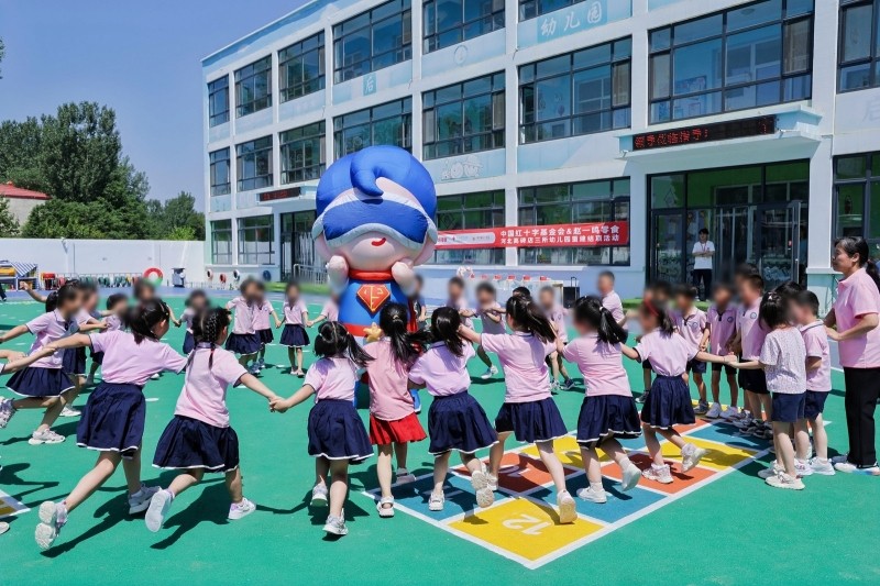赵一鸣零食“一鸣筑梦计划”启动 为儿童翻新操场赠绘本