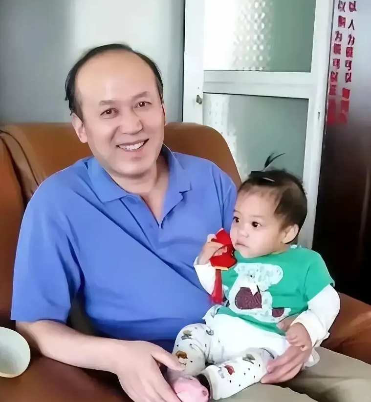小品演员郭达，上了不少春晚，演技也不错，特别是在《大宋提刑官》中，他的演技甚至盖