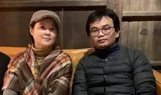 孙颖莎作为国乒新星，凭借扎实球技在赛场上屡创佳绩。近期传来好消息，她顺利通过科目