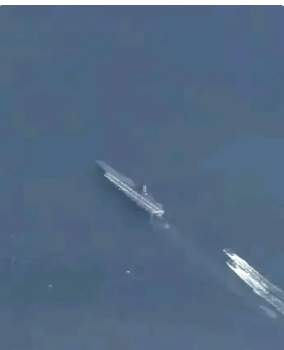 “福建”舰是隐形的，没有尾流航迹？

有人发现“福建”舰试航时，几乎没有尾流航迹