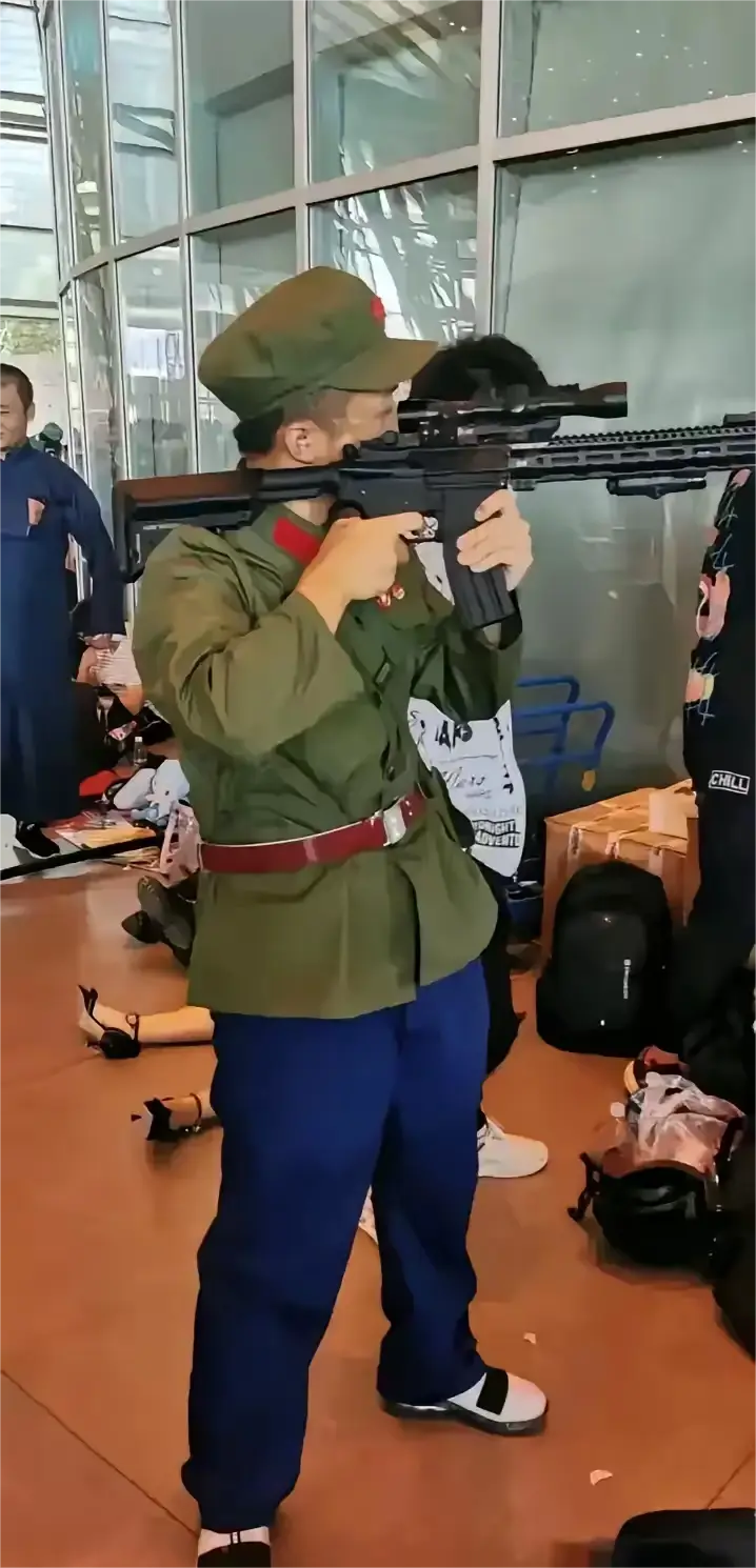 假如真的开了枪，这位的眼睛怕是不保