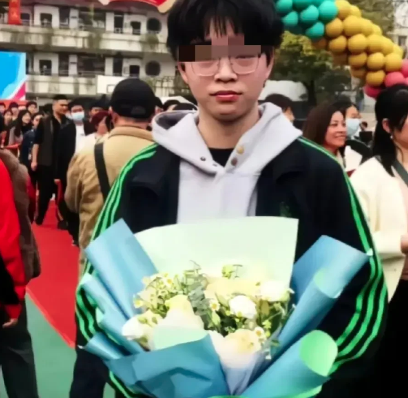 武汉18岁男孩被害案，64岁老人可能有3个作案动机。


1，据男孩的家人透露，