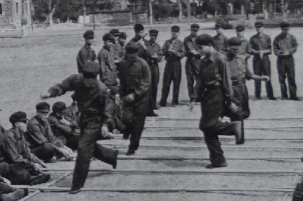 1979年6月20日，最后一批中越战俘交换现场，一名年轻的越军俘虏慢慢走向边境，