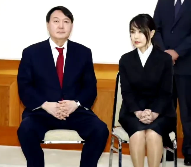 完了，大师被抓了。给尹锡悦和金建希算命的大师全成裴，被抓起来了！全成裴手里有很多