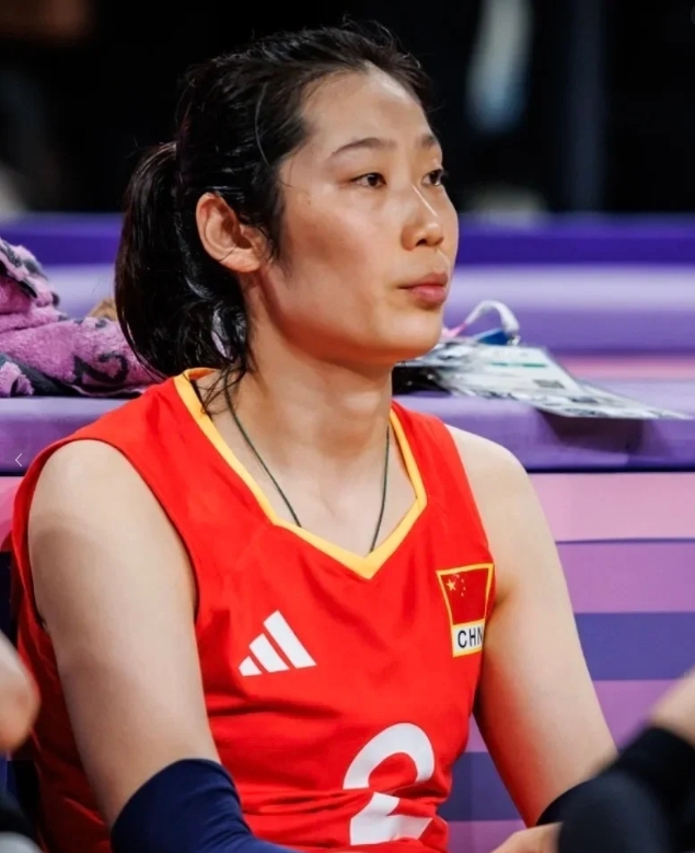 朱婷，这位来自中国河南省周口市郸城县秋渠乡朱大楼村的排球运动员，以其卓越的排球技