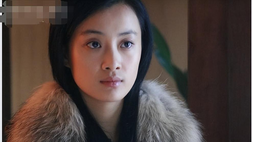 为红4次改名，14岁出道3登春晚，被李小冉抢男友，如今她赢麻了！