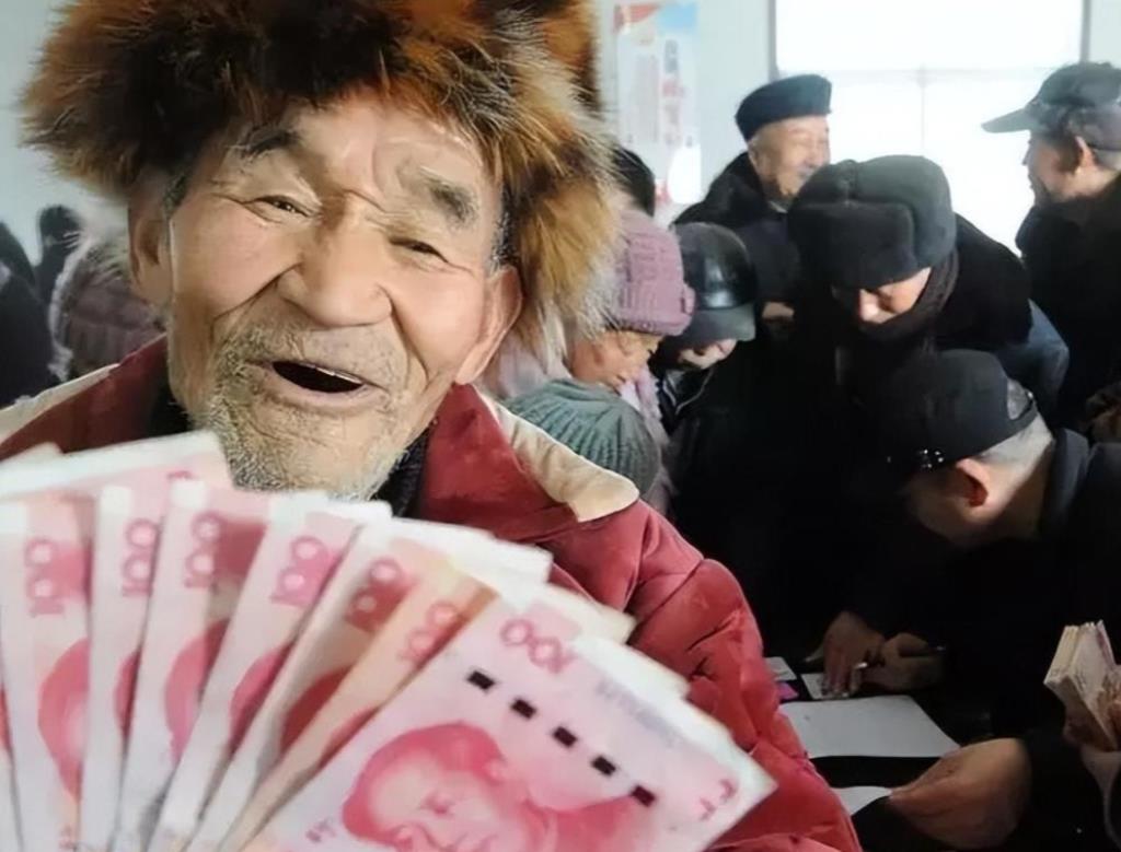  养老金到底该不该涨？这个问题其实没人反对，大家反对的只是养老金过高的那部分人，