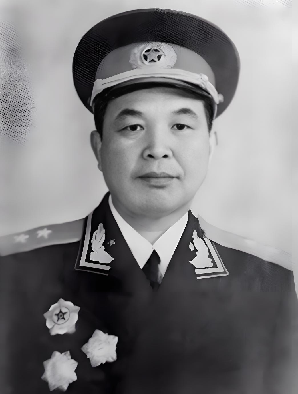 “儿子不孝！”一身穿军装的男子双膝跪地对着街边一位乞讨的大娘说道，大娘顿时泪如雨