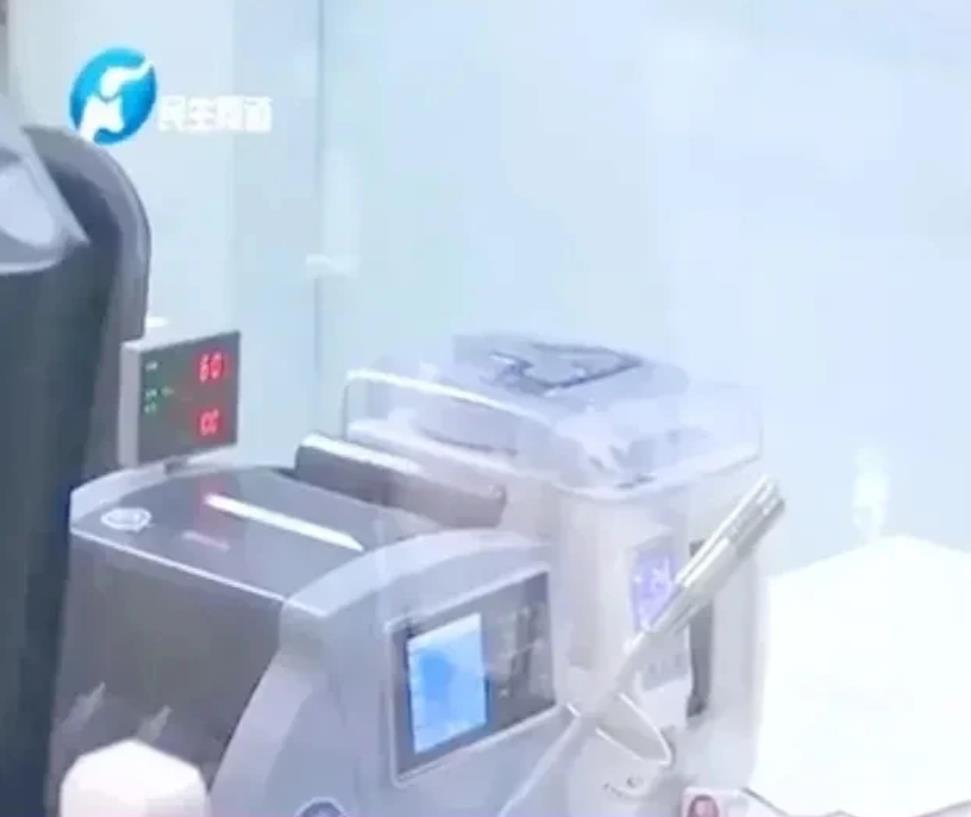 郑州的一家银行，一位女子到柜台进行了一笔大额存款，金额高达485600元。柜员当