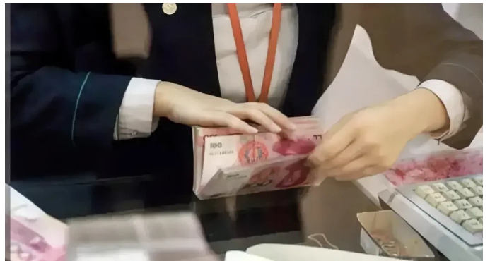 湖南益阳，一男子到银行取款30万后，因工作人员疏忽大意将取款操作存款，导致男子账