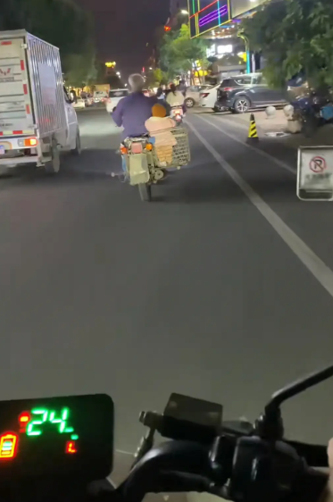 看起来是更安全了，实际上交警叔叔看到了会拦下来哦