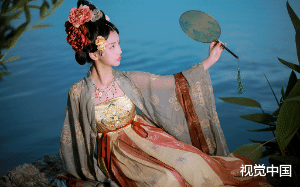 负心汉剖我半颗心去救他的心上人，我死后他却说他后悔了，呵呵，既然后悔那就拿心来偿还