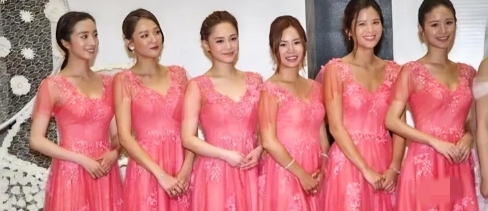 回看当初陈妍希的伴娘团
我似乎找到了她和陈晓离婚的原因
伴娘团有五个，第一位：阿