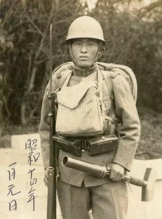听村里的老一辈人讲过，抗战时的鬼子根本不像电影电视剧里演的个个都是白痴！

尤其