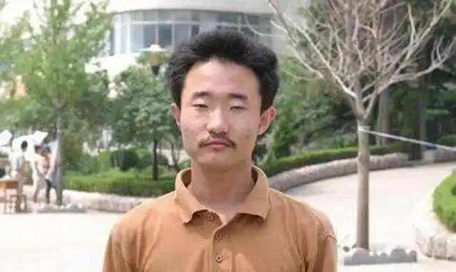2004年，一位名叫王端鹏的山东烟台学生，以高考749分震撼全国，几乎达到了满分