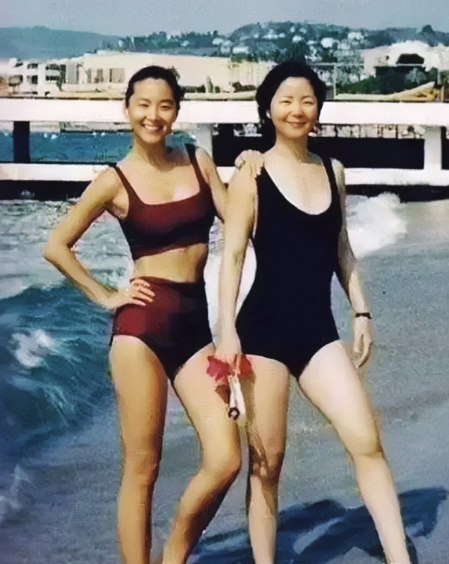 1990年夏，林青霞和邓丽君相约到法国南部度假，留下的罕见留影。镜头下的二人美丽