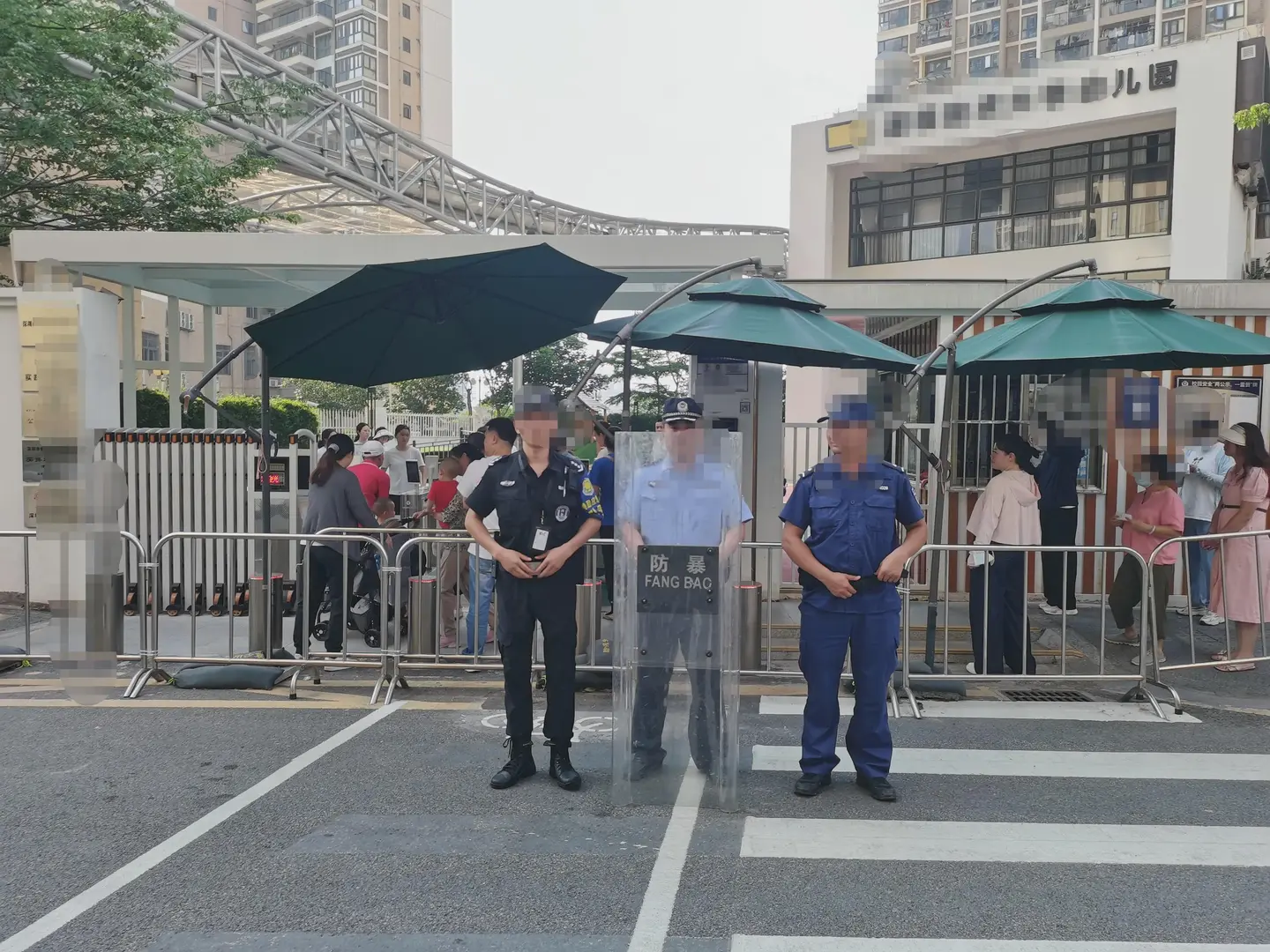 讲讲国内警察的悲催地位

一句话概括：因为报警太太太方便了！7x24小时在线，没