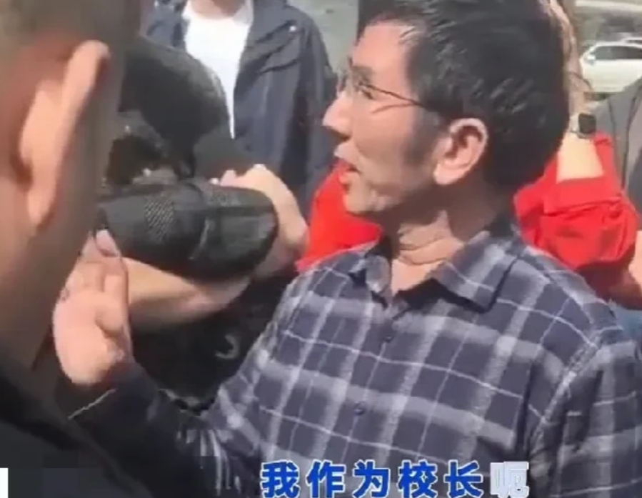 怪不得学校给学生吃臭肉，原来昆明长丰学校是一所民营学校。

所以校长能像没事人一