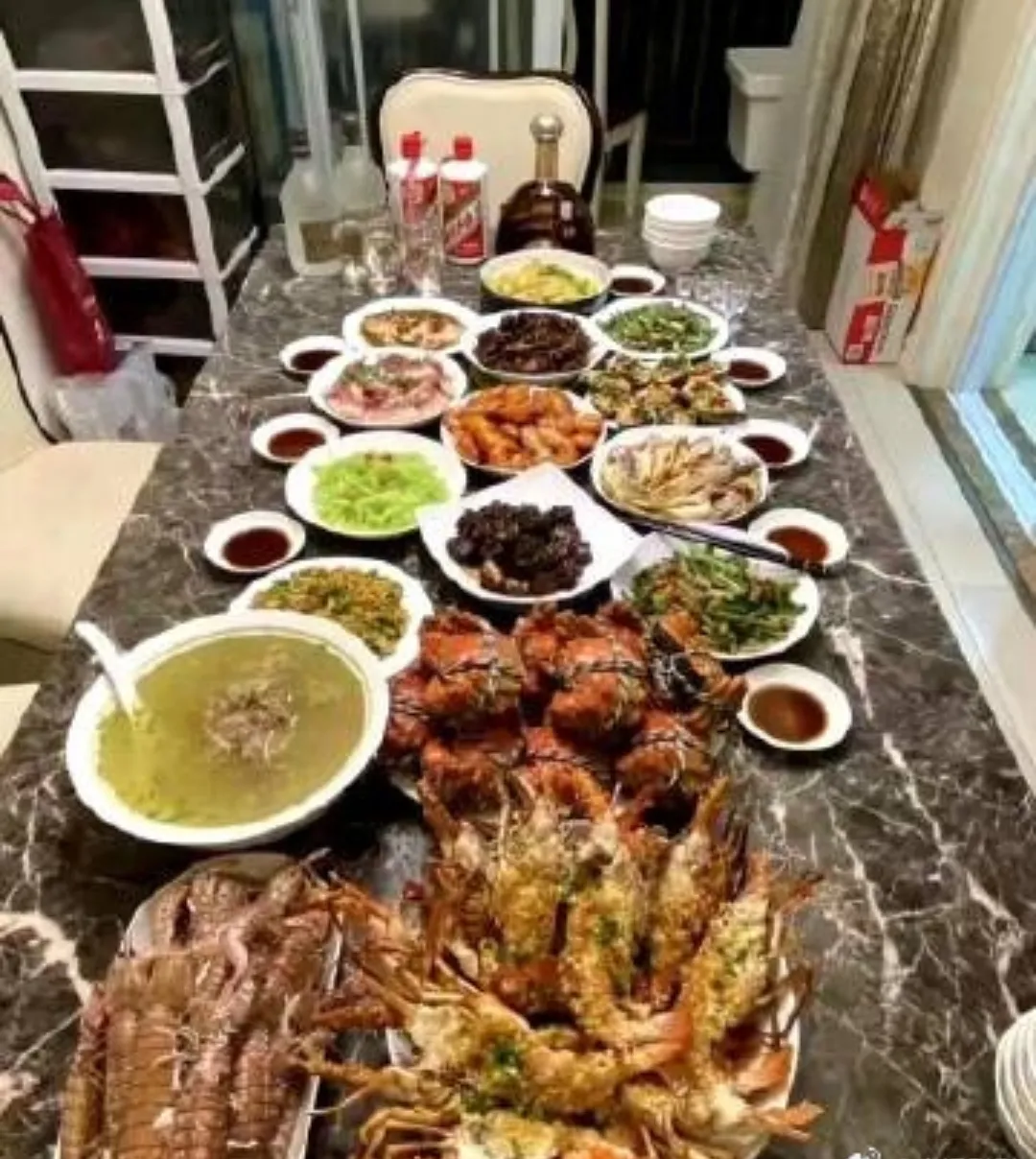 假如这两家同时邀请你去吃饭，你会选择去哪家？
评论区告诉我！不许撒谎[灵光一闪]