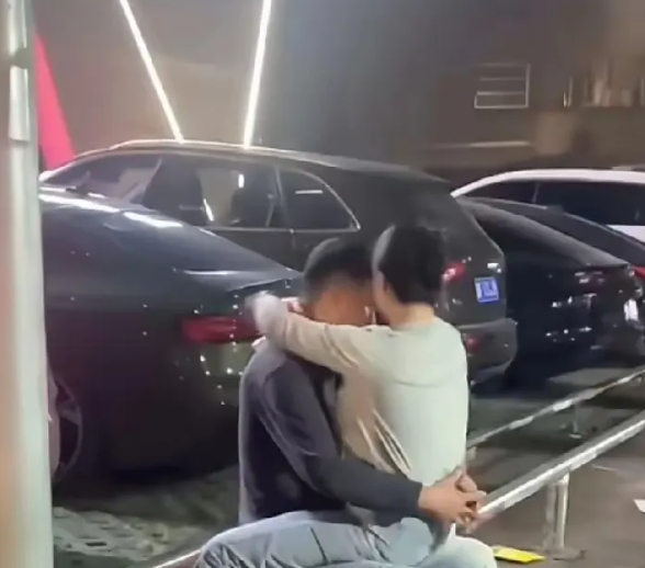 今天我在路边无意间看到这一幕，不知道他们在干嘛，拍个照片让大家帮我看一下！