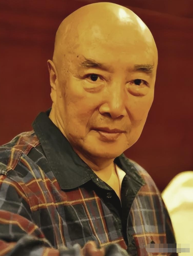 武打演员，于海，谈到电影少林寺，说，有一次拍戏，下雨了，就改到室内拍，在少林寺的