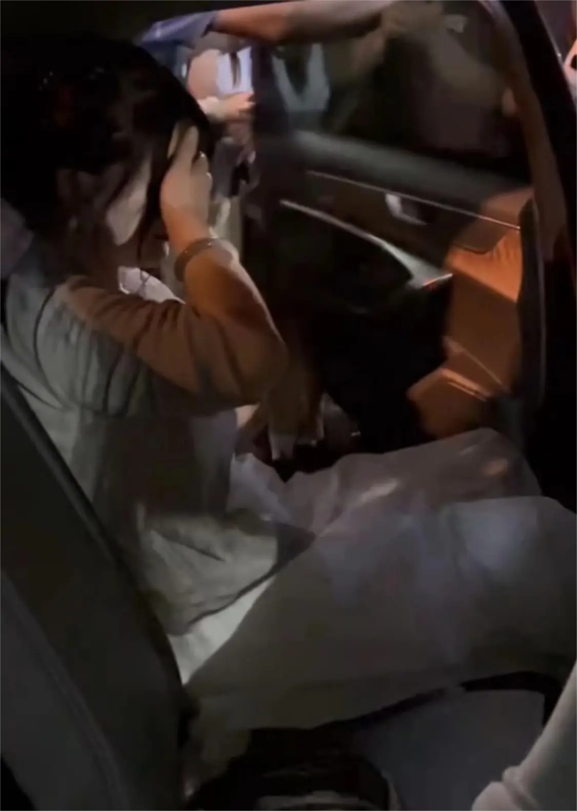 真是软饭硬吃呀，开着老婆的奥迪A6出去接小三，还把a6抵押了给小三买金镯子！

