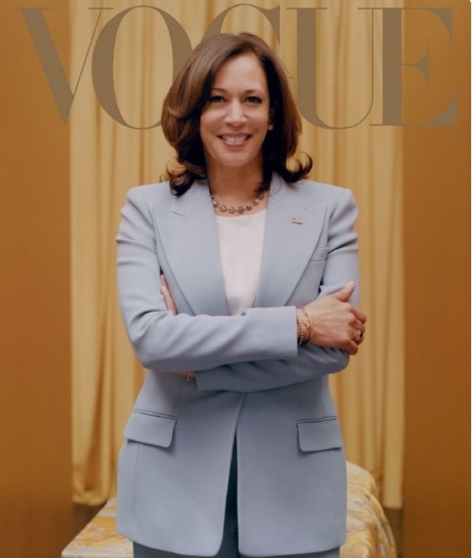 拜登宣布退选后，哈里斯首次公开露面，在白宫活动上发表讲话。

她即将前往竞选总部