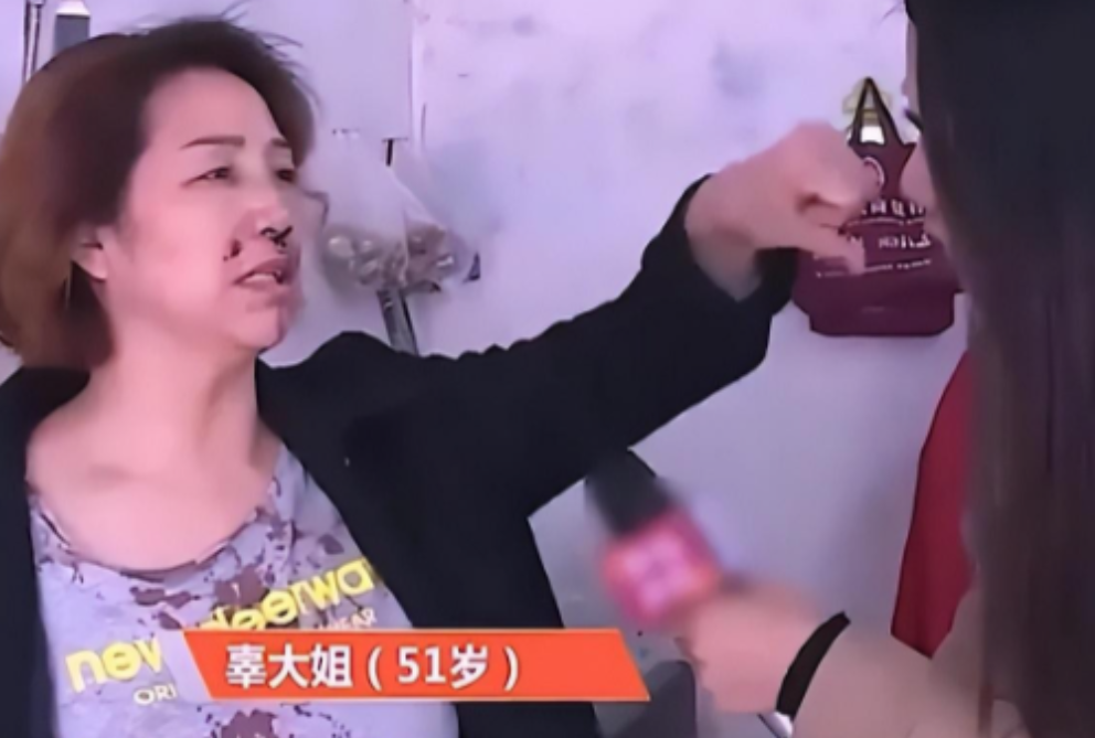 “我要让我儿子坐牢！”2020年，成都一女子被儿子打成脑震荡，血流满面，只因没洗