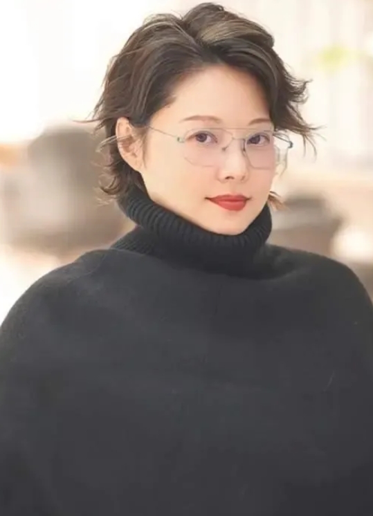 说她退圈以后变得又胖又老的，可是她毕竟是当过大明星的人，底子还在。

姐这稍微的