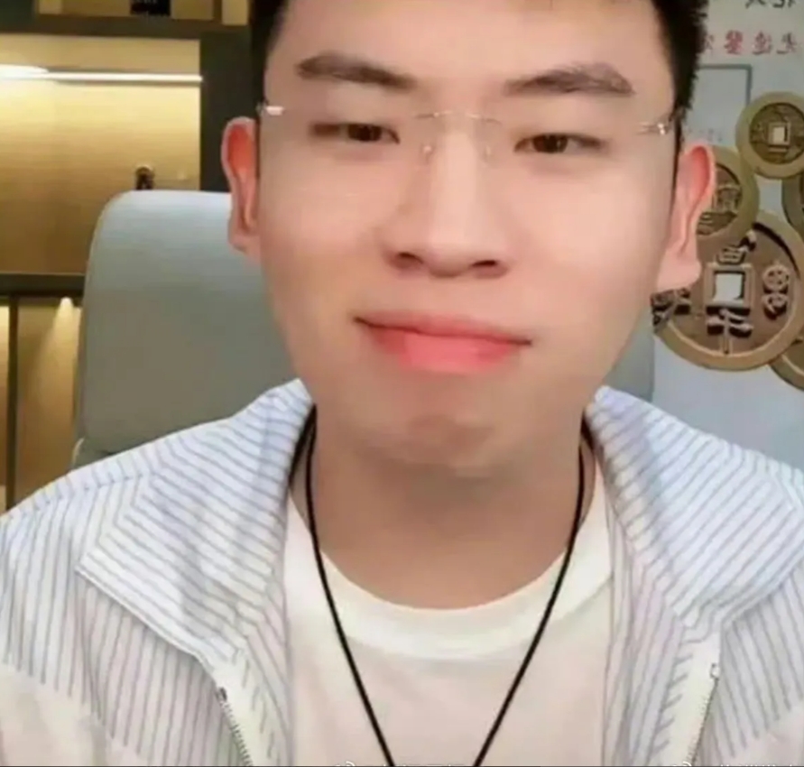 听泉鉴宝直播间百万人，为何突然停播！是真不敢播了

大家应该都看过这个小伙的直播