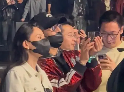 据悉，汪峰带新小女友露面澳门。

这次，他前前妻葛荟婕很安静。

记得他和前妻国
