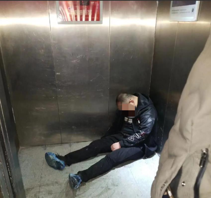 江苏盐城，一男子醉酒后独自回家，结果在电梯内“睡着了”。当邻居发现男子叫不醒后，