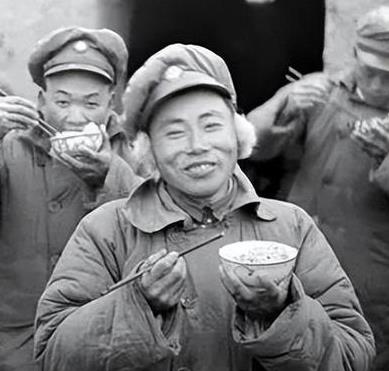 1948年一个国民党士兵饿的快要昏厥了，无奈之下跑到了解放军阵地，竟然背回一袋子