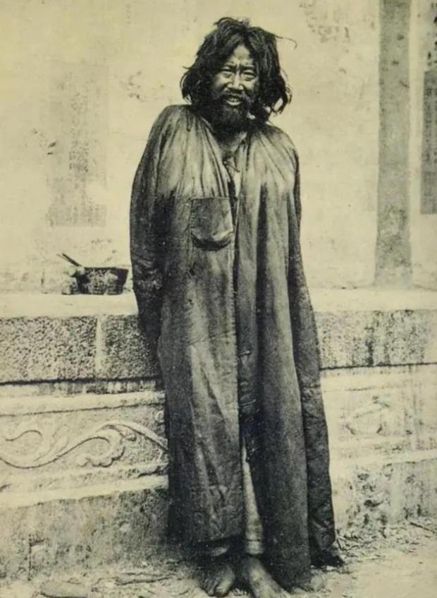 1937年，赵忠尧，清华大学物理系教授，战乱之际从北平徒步逃亡长沙，手中紧紧抱着