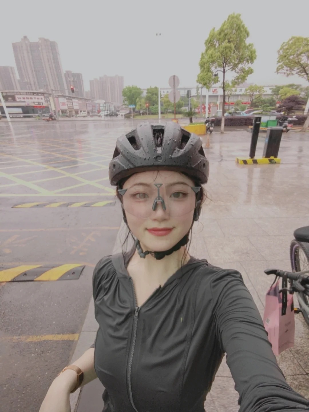 无所谓，姐会在南昌的暴雨里骑行
南昌的天气预报能不能靠谱点？
凌晨看下雨，早上看