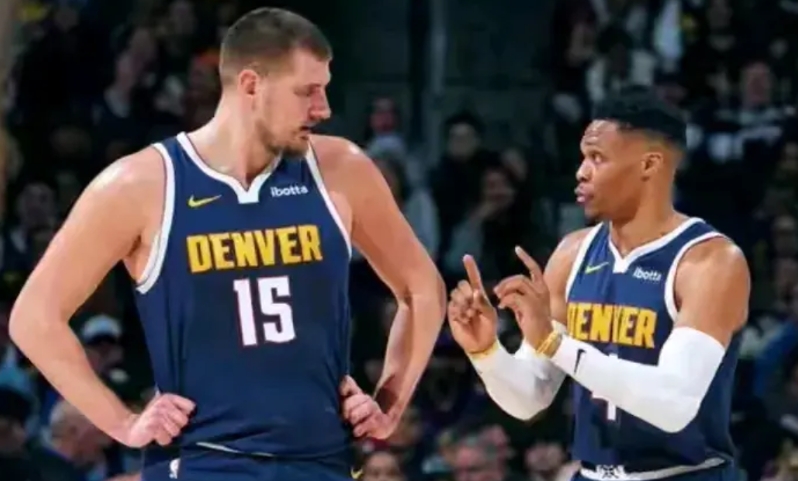 掘金找到威少说明书，让他打首发大前锋，戈登替补，战胜了独行侠。
第一，掘金首发阵