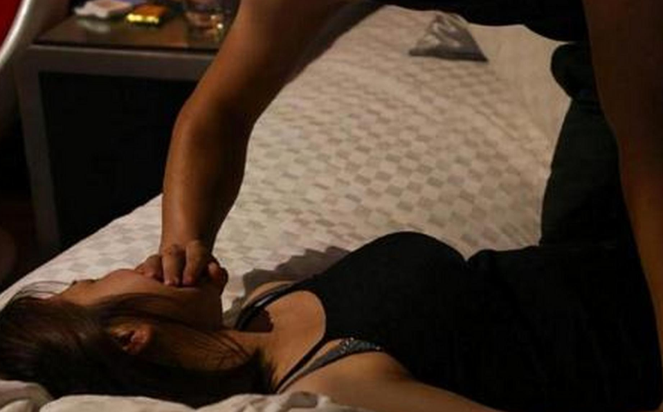 辽宁，男子和女友、女友妹妹在一起生活，事发当天，女友前去上班，房子里只有男子和妹