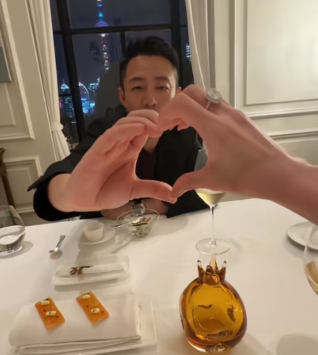 汪小菲和马筱梅官宣领证的当天晚上，去了上海外滩的著名的18 by Frédéri