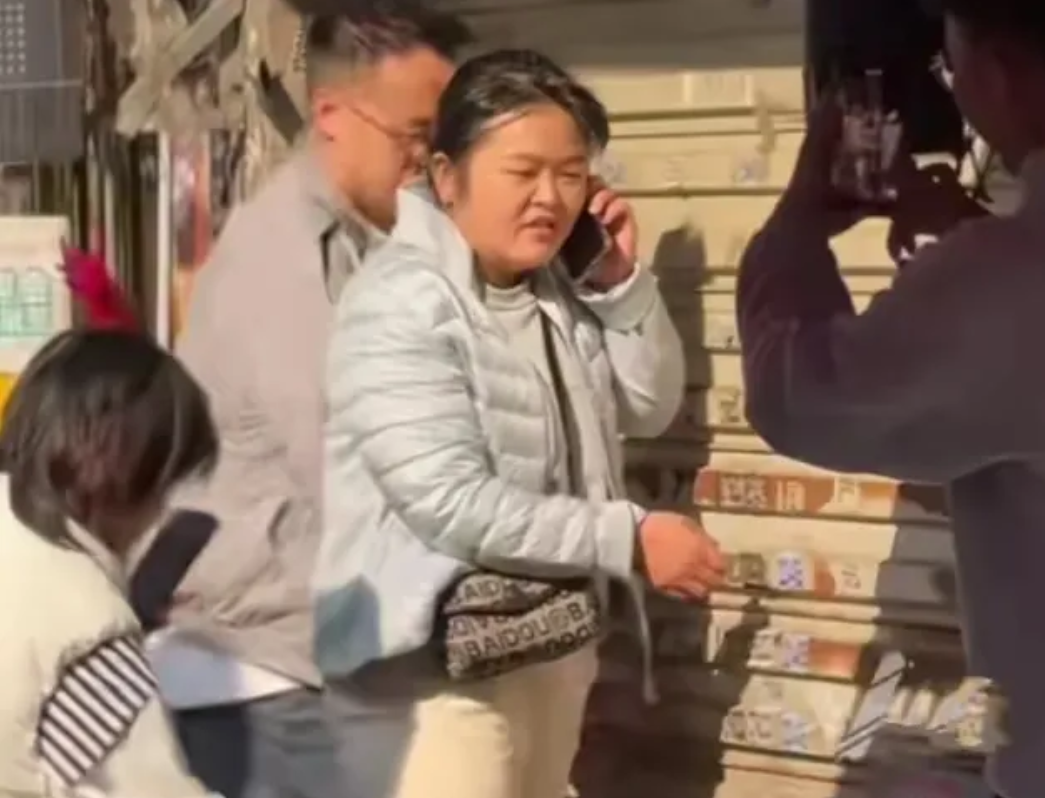 你知道那个被央视报道过的发型师晓华吗？最近他被网友给骂惨了！但是呢，他反驳的话里