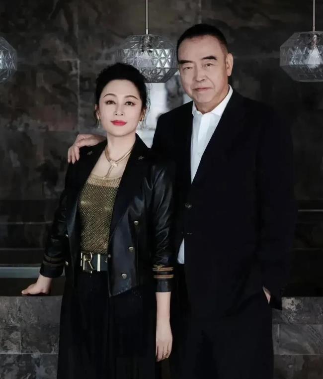 陈红这一次终于穿对了衣服，这样打扮起来比倪萍漂亮十倍。感觉平时她就是不爱打扮自己