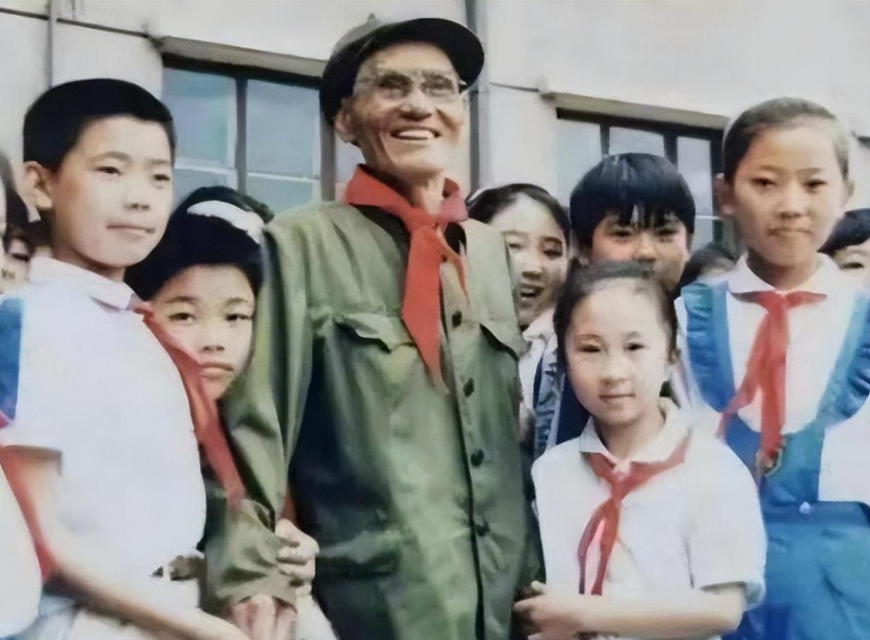 “警察同志，把我儿子抓起来吧！不能因为我的身份就徇私情！”
1998年，一位老人