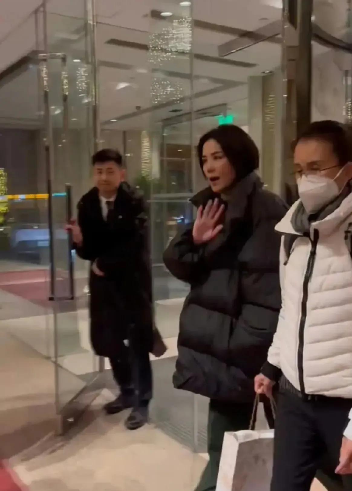 瞧瞧，王菲露面啦！跟以前比起来，看着真有点显年纪了哈。
这些年她既没开演唱会，大