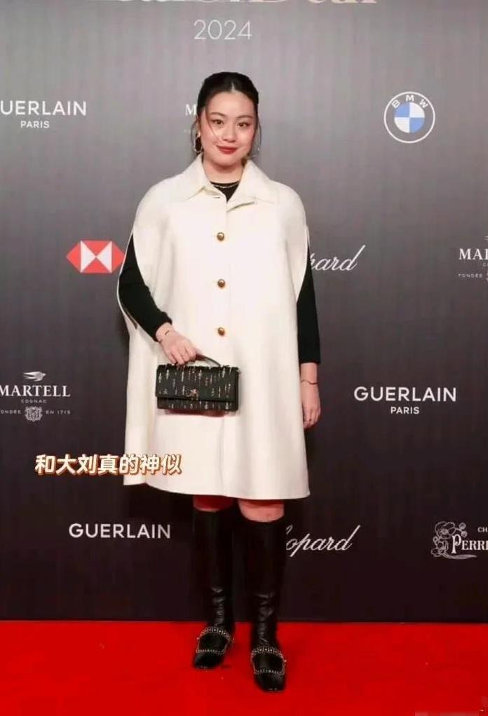 甘比的女儿才15岁，和妈妈一样看着好贵气
