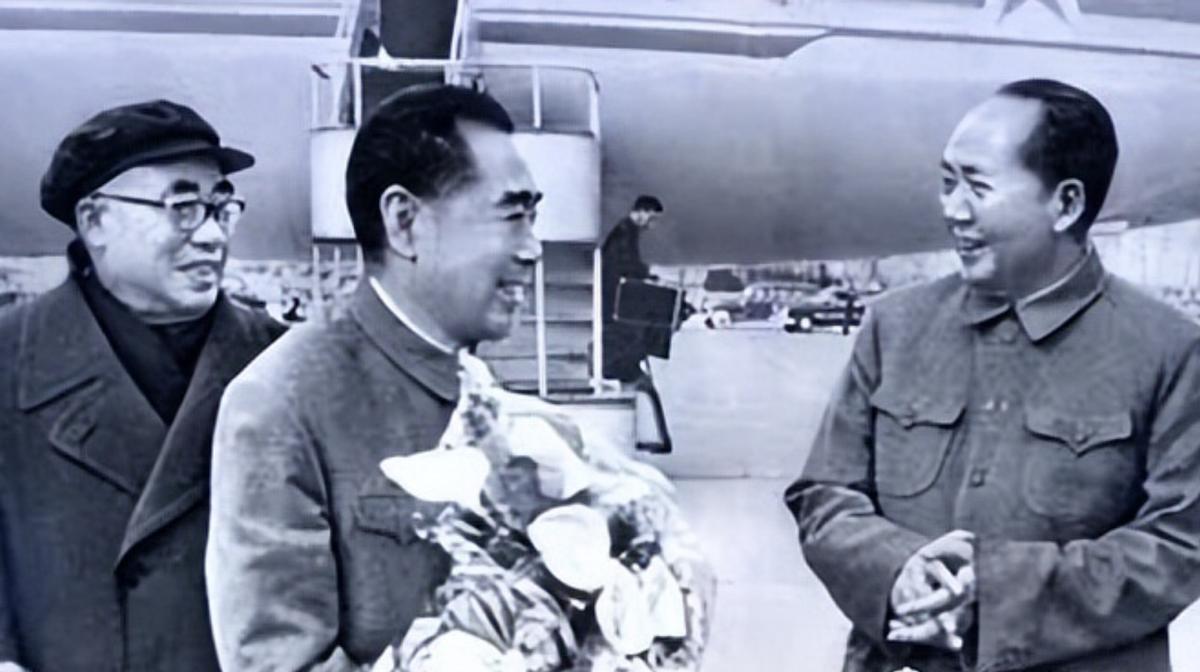 1961年，周总理从苏联回国，毛主席热情迎接，可不料，中途毛主席却发了脾气，最后
