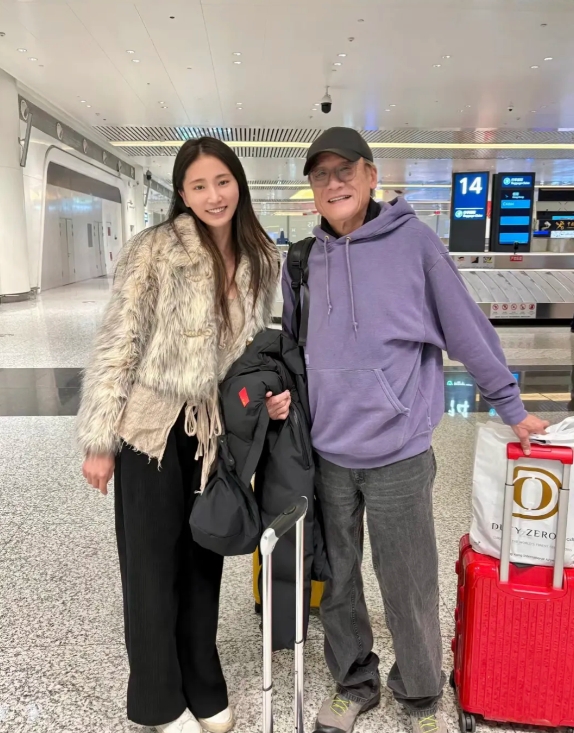 大年初四，网友在香港机场偶遇梁家辉，67岁的他穿衣打扮年轻时尚，但盖不住脸上的老