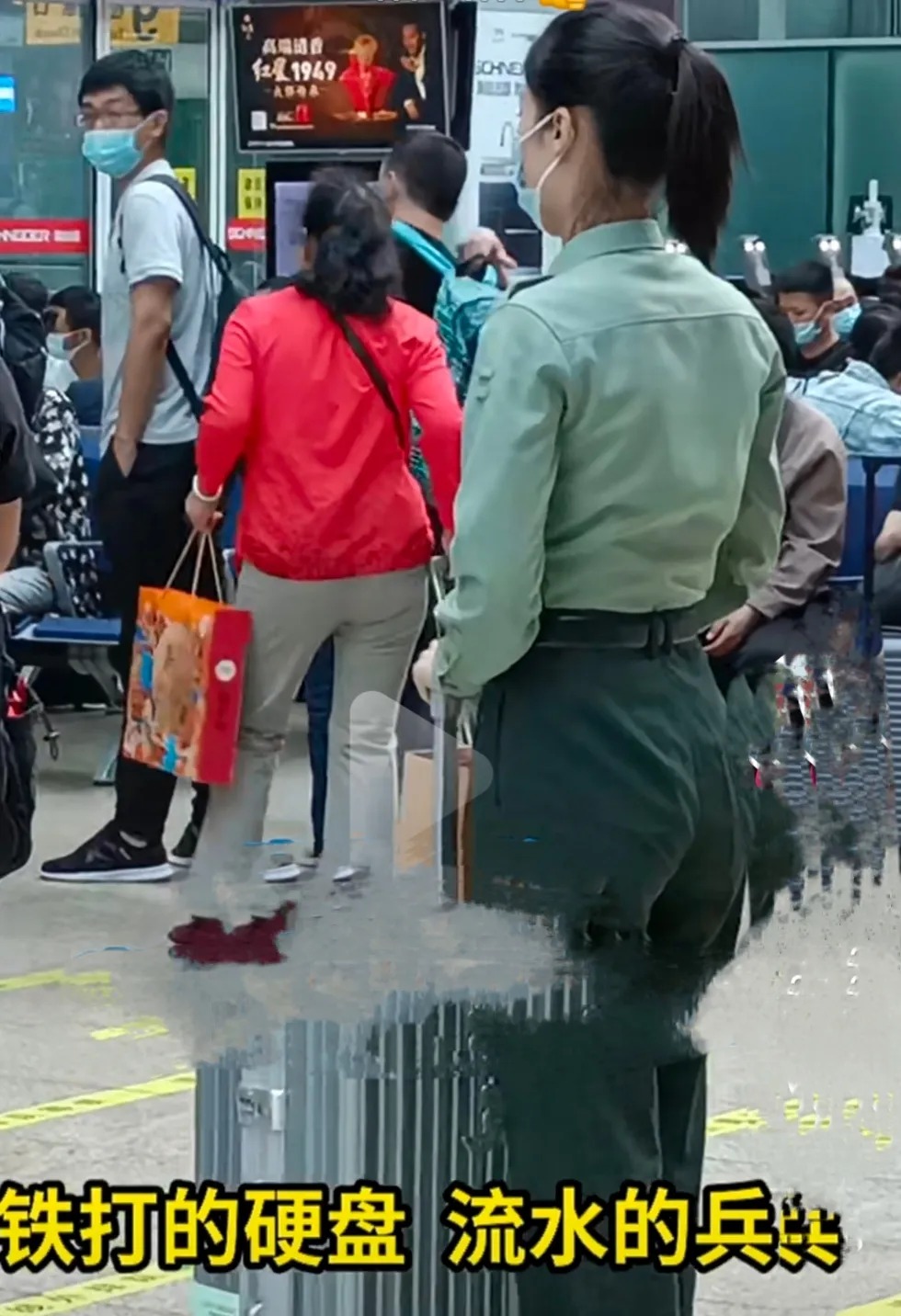 退伍女兵气质佳，五年军旅不白过

                       