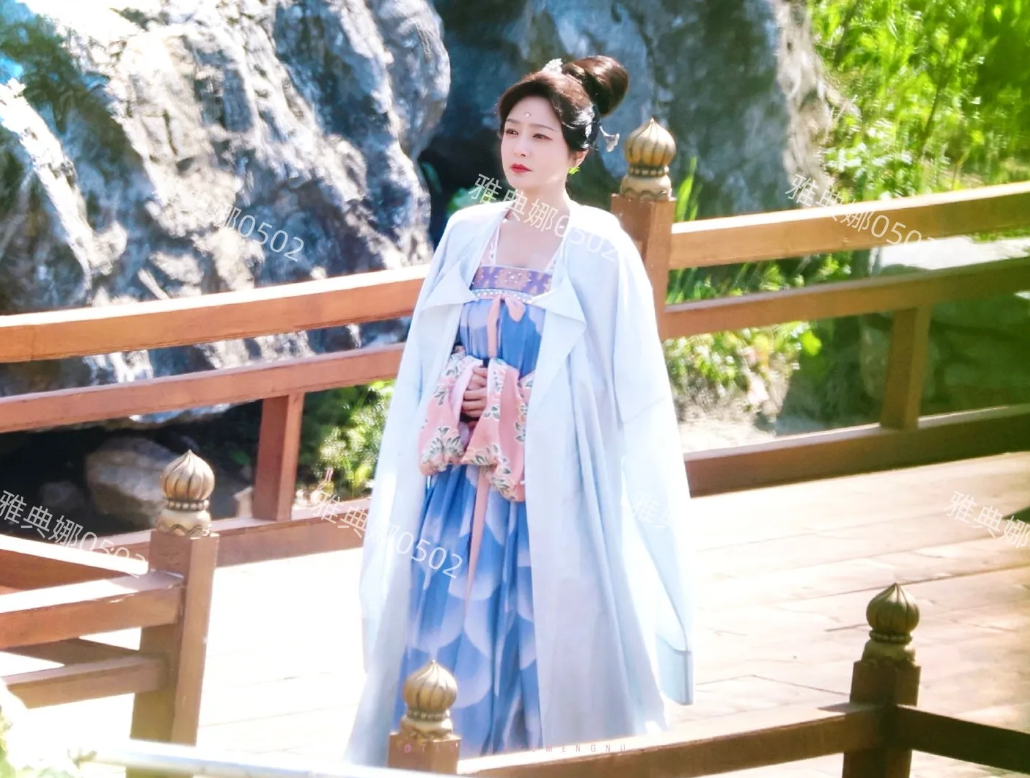 天啊，这居然是秦岚，猛一看还以为是杨紫呢？
怎么现在的女演员都越来越没辨识度了，