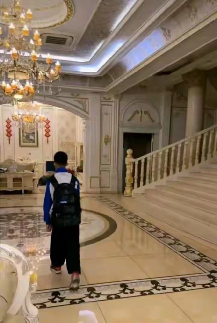 万一他的校服是按照原版换面料重新定制的