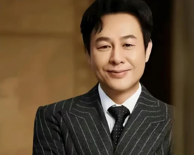 张颂文去买花，和老板讨价还价，两个回合下来，张颂文砍价赢了。张颂文问花老板:“那